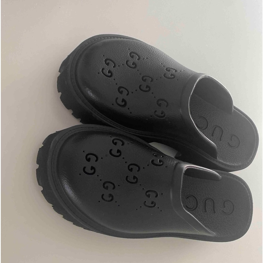 rubber slides/clogs